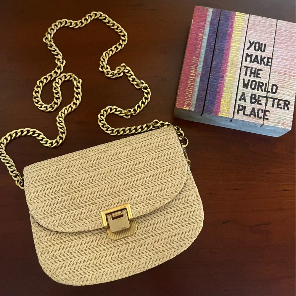 🧋Tan Woven Shoulder or Crossbody Purse w Gold Chain Strap & Secure Buckle